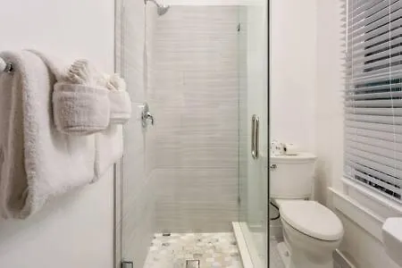 Curry House - Pool, King Bed & Balcony! 7 Inn
