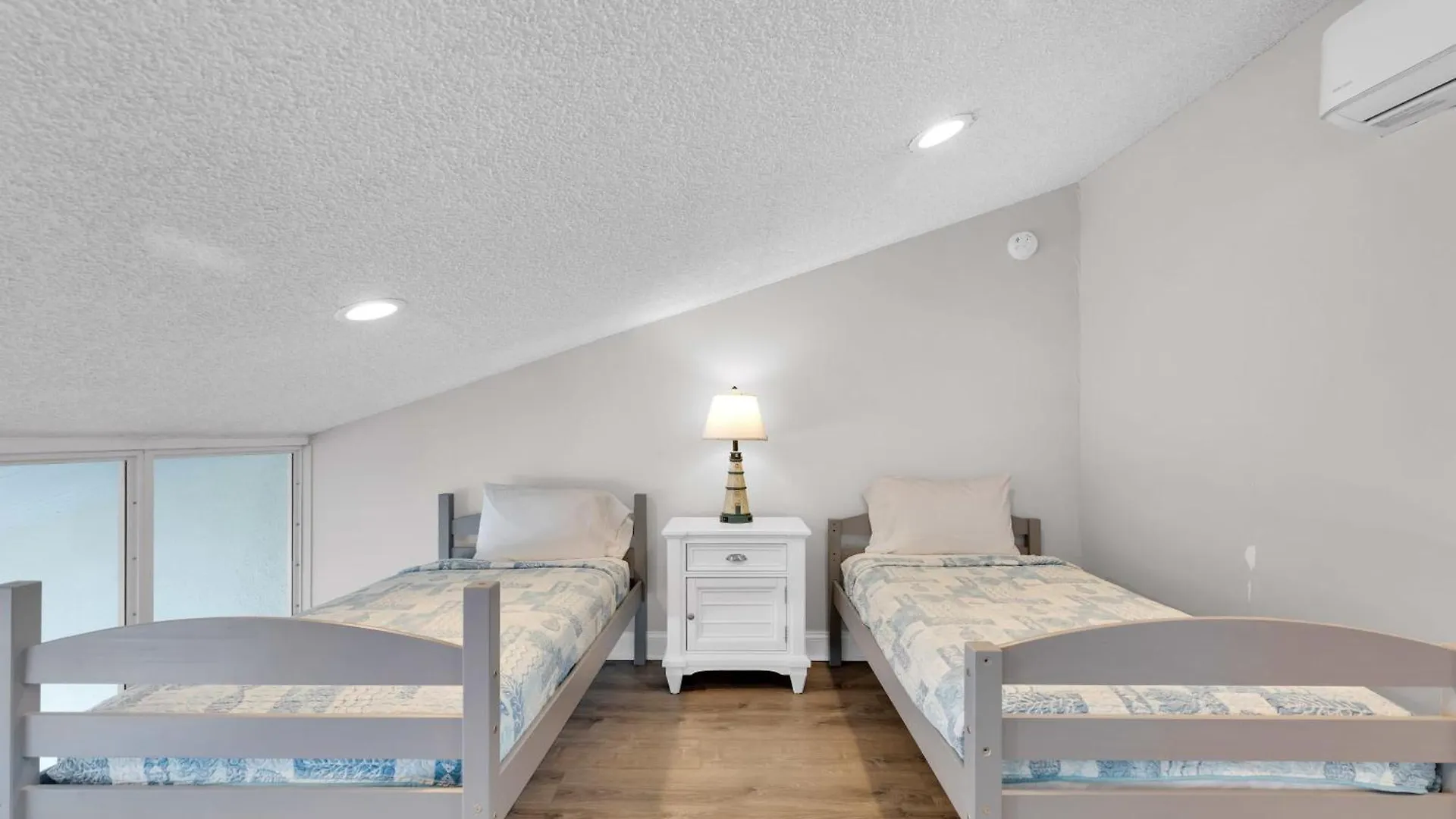 Semesterbostad St Kitts - Downtown Waterfront Penthouse Pool Dock Parking *
