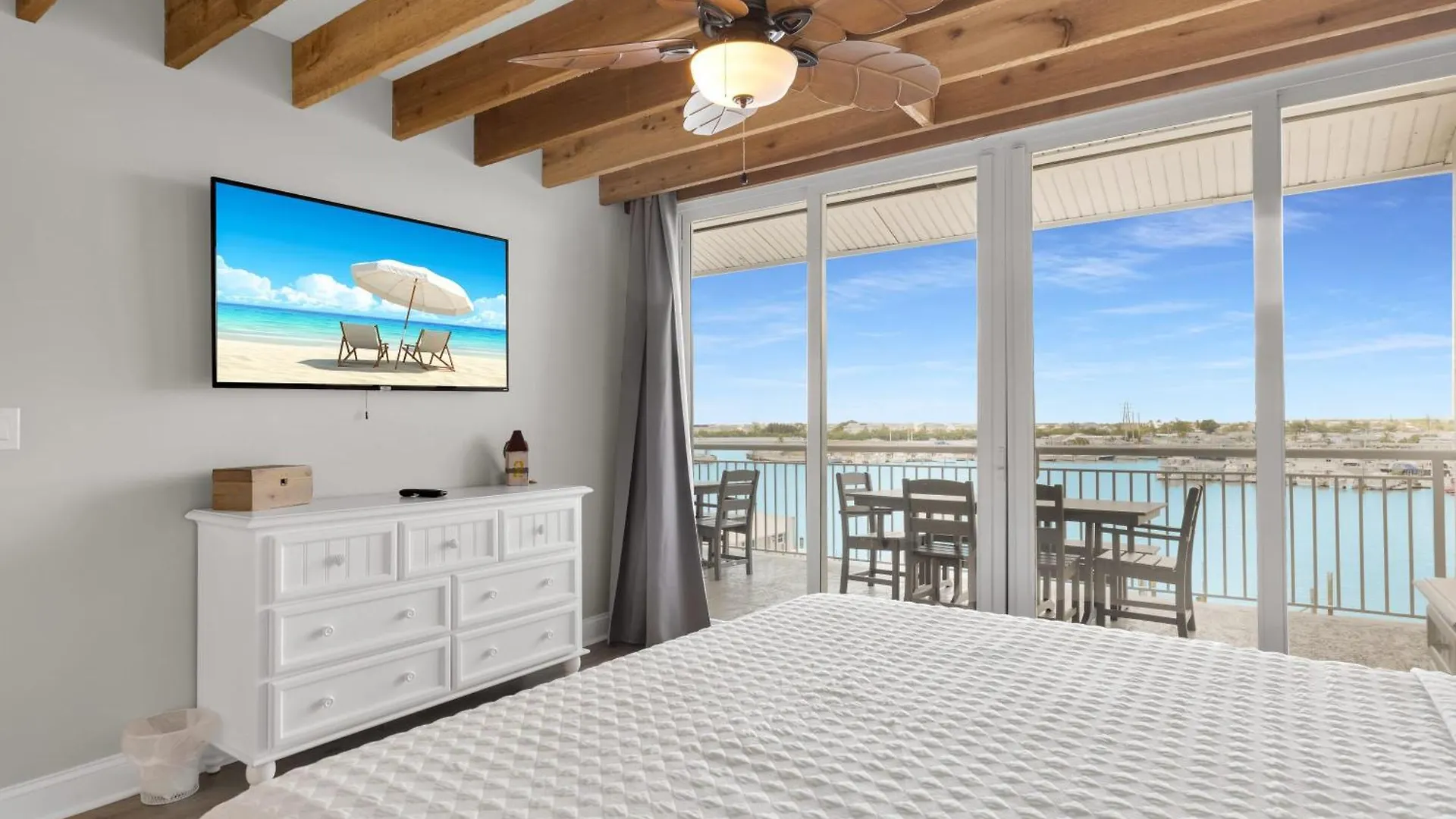 St Kitts - Downtown Waterfront Penthouse Pool Dock Parking *