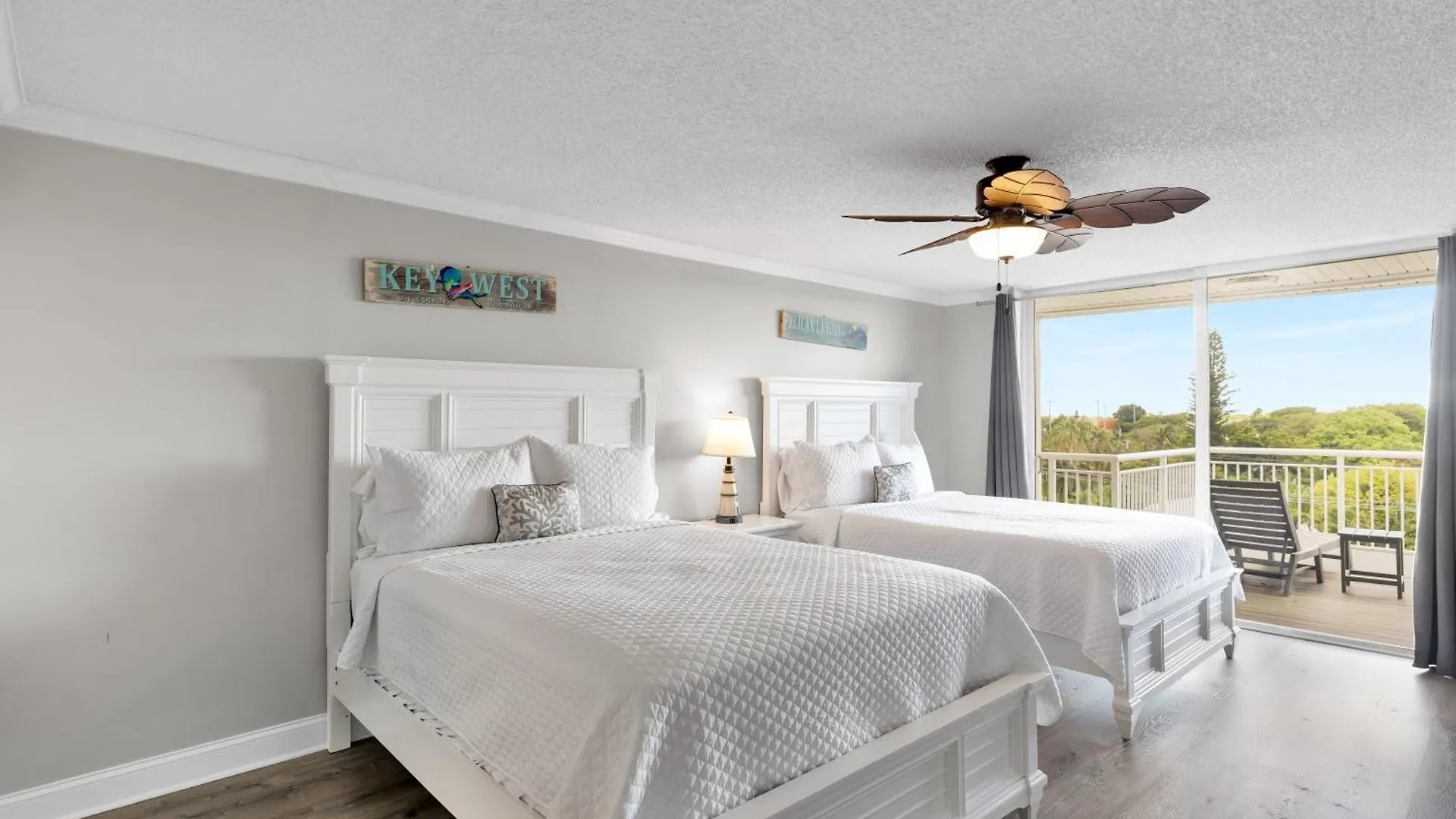 Semesterbostad St Kitts - Downtown Waterfront Penthouse Pool Dock Parking