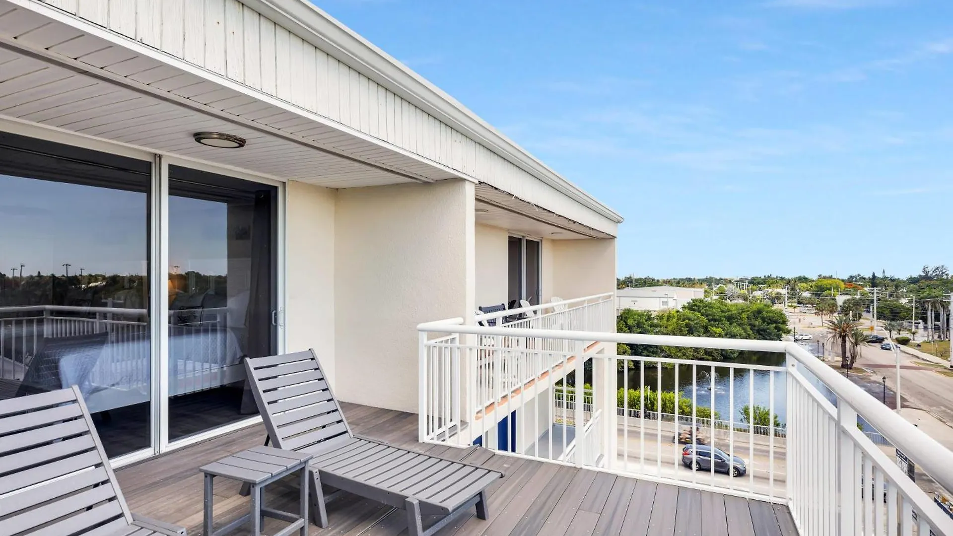 St Kitts - Downtown Waterfront Penthouse Pool Dock Parking