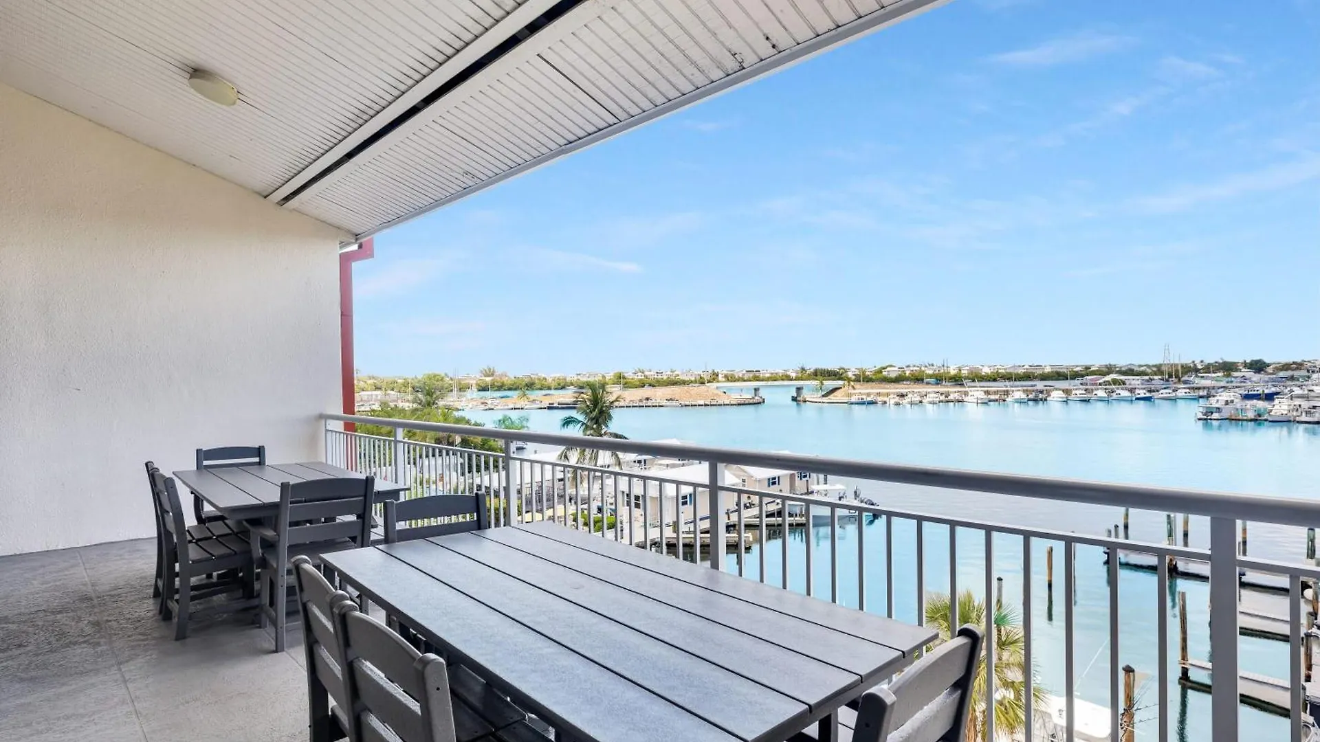 St Kitts - Downtown Waterfront Penthouse Pool Dock Parking Semesterbostad