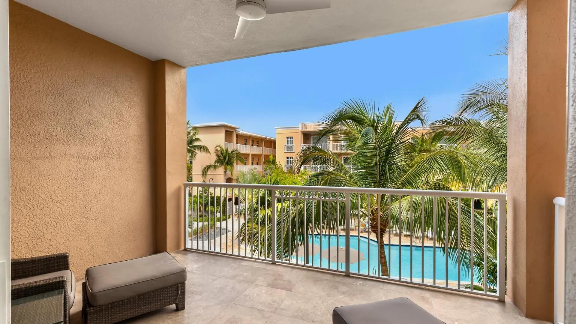 Resort Beachside & Residences