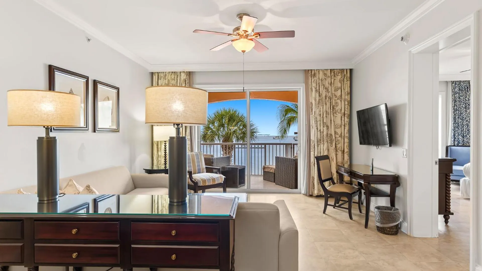 Resort Beachside & Residences