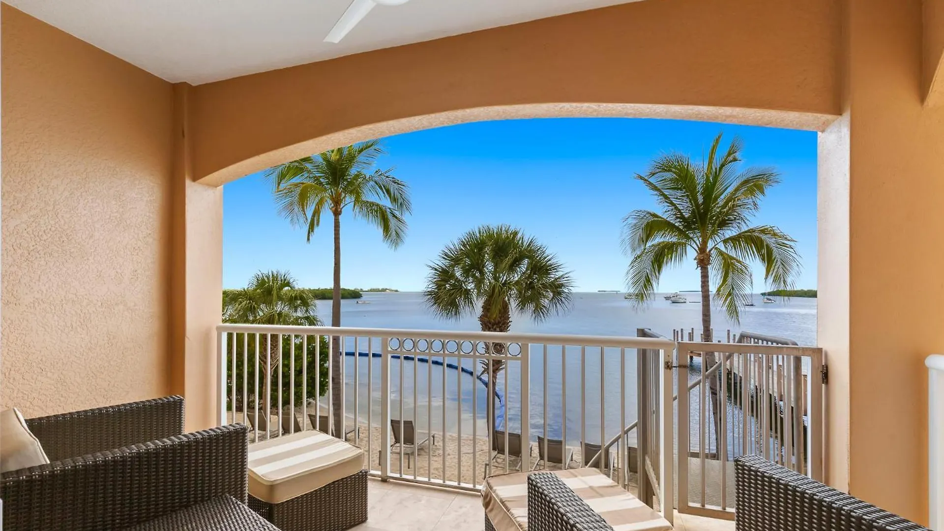 Resort Beachside & Residences