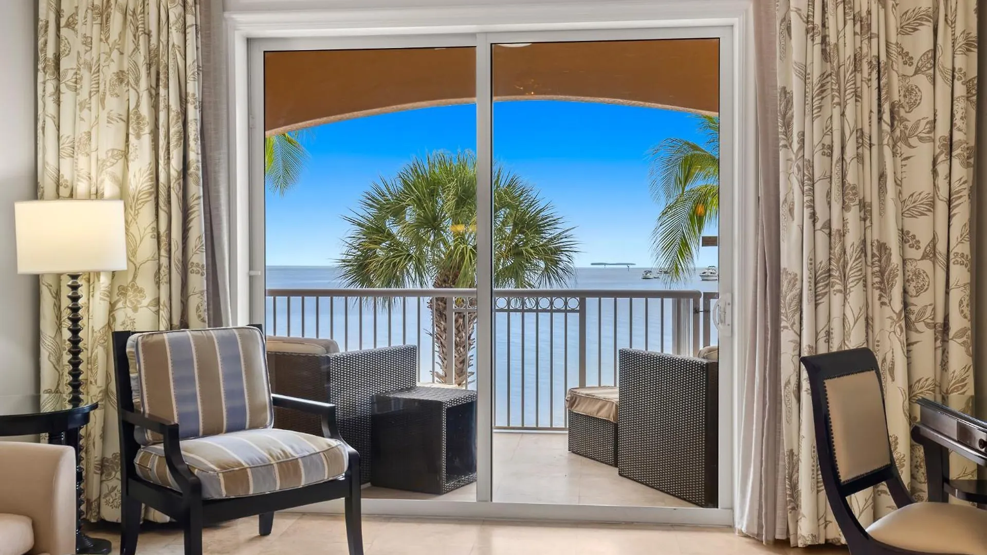 Resort Beachside & Residences