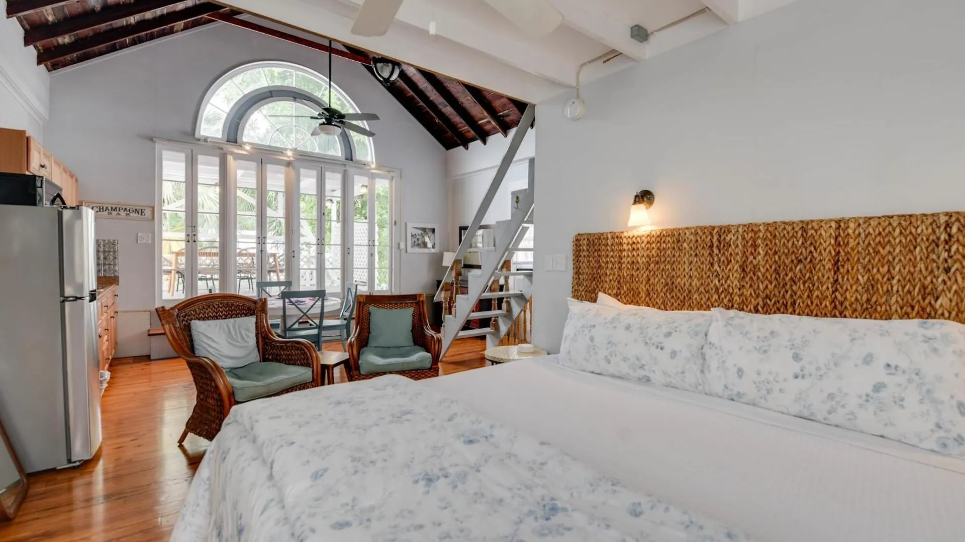New Coastal Rose - Bright Loft With High Ceilings