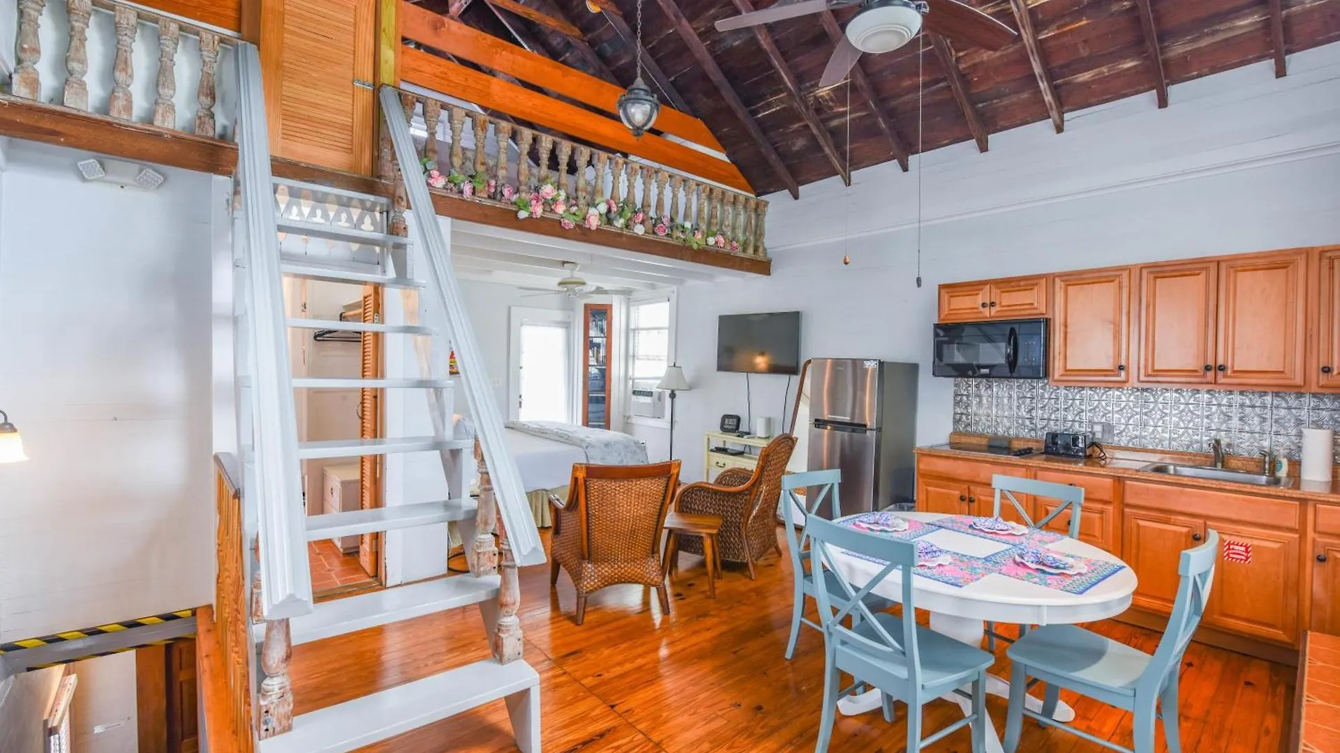 Apartment New Coastal Rose - Bright Loft With High Ceilings *