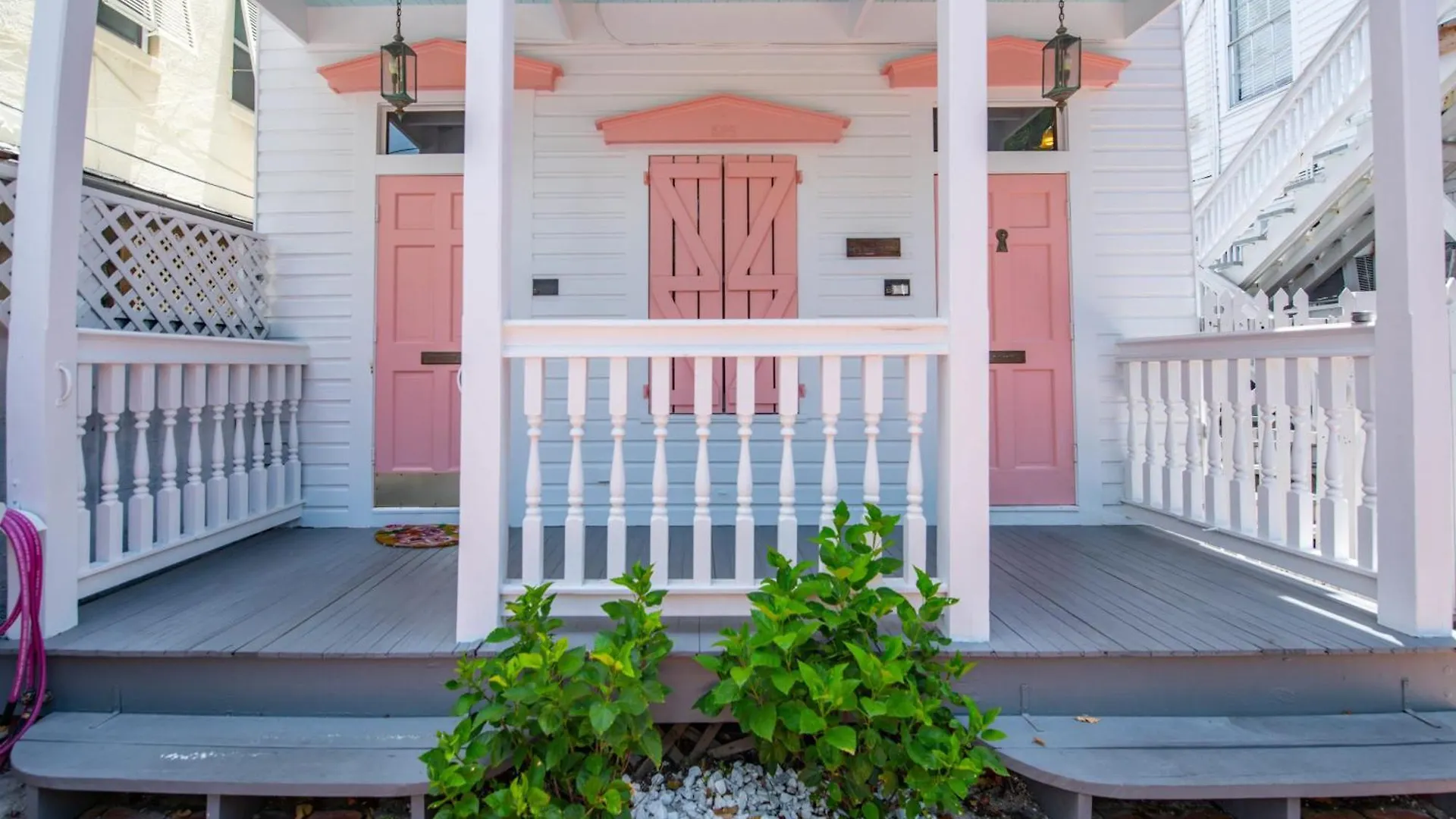 New Coastal Rose - Bright Loft With High Ceilings *