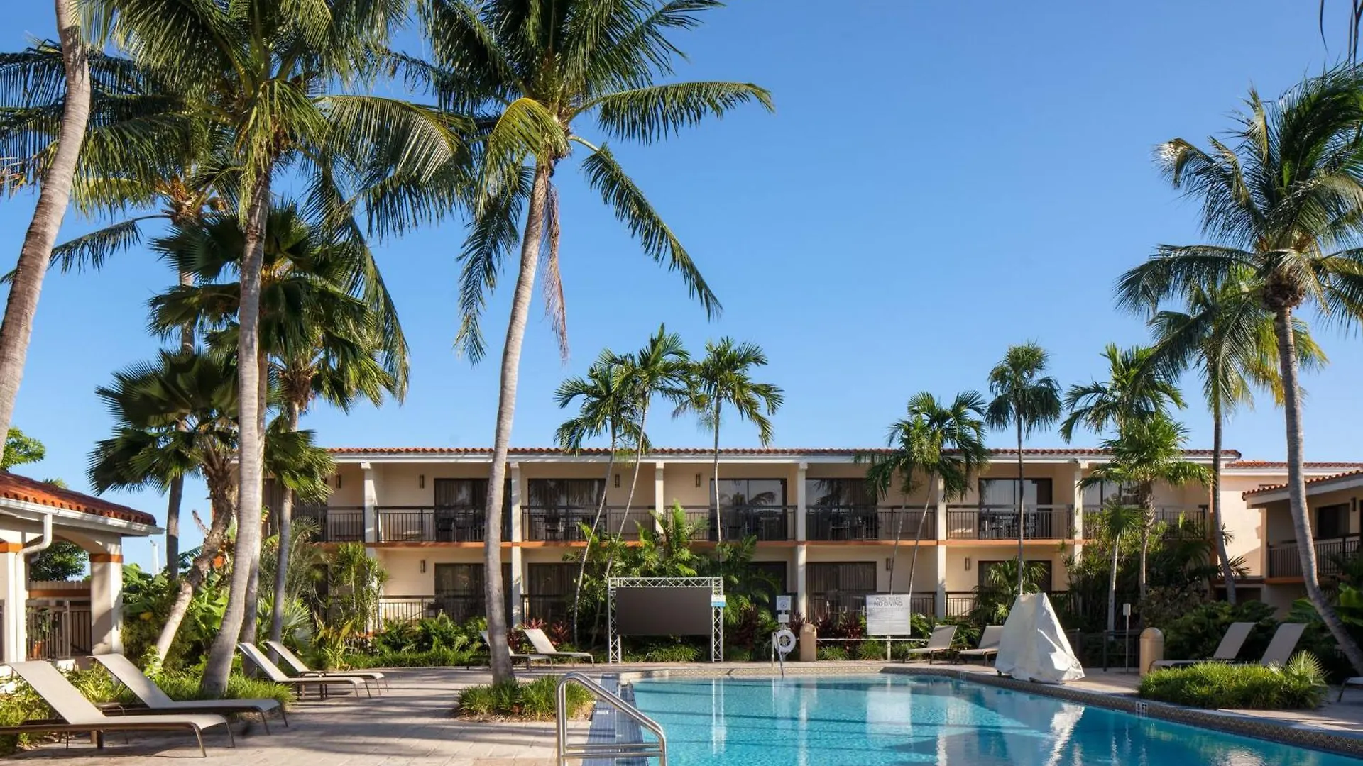 Courtyard By Marriott Waterfront 3*