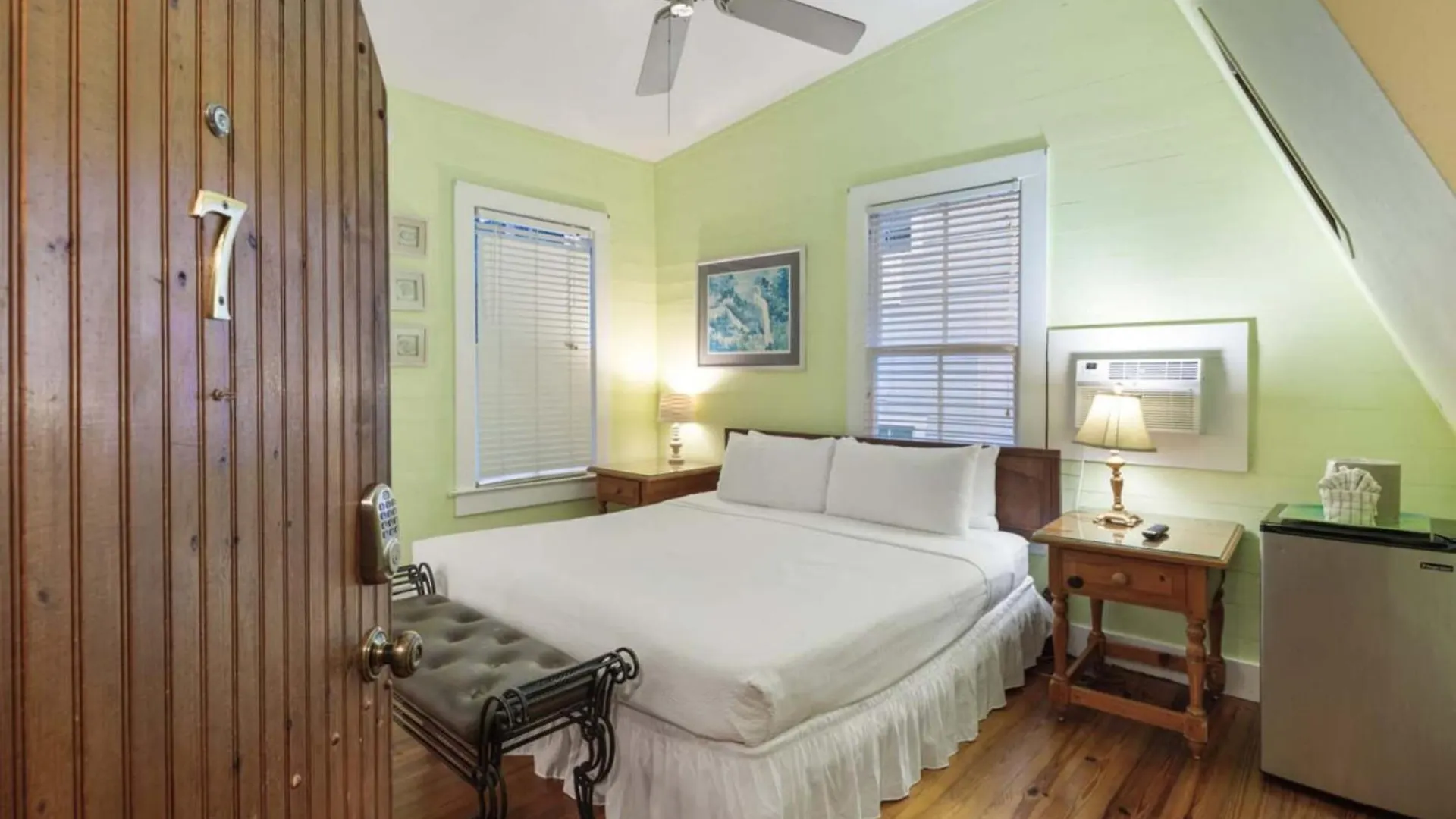 Inn Curry House - Pool, King Bed & Balcony! 7 *