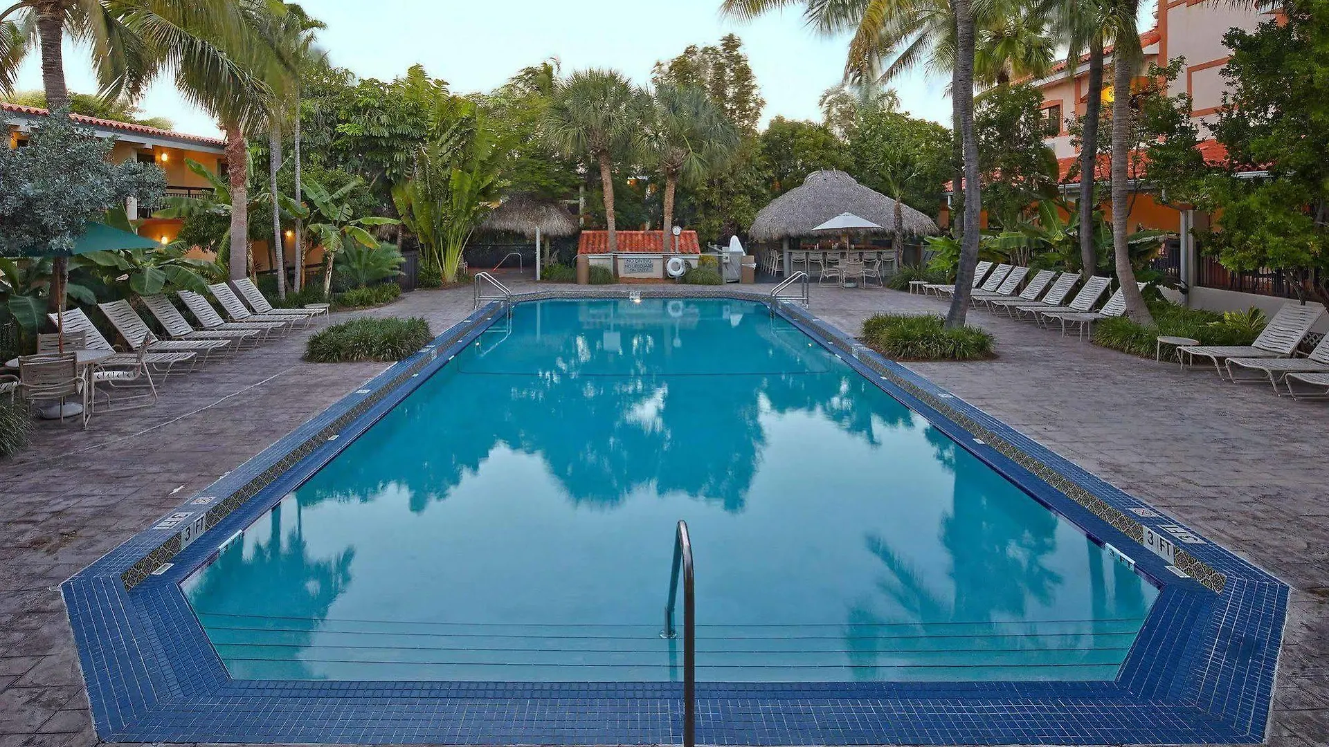 Courtyard By Marriott Waterfront Hotel 3*