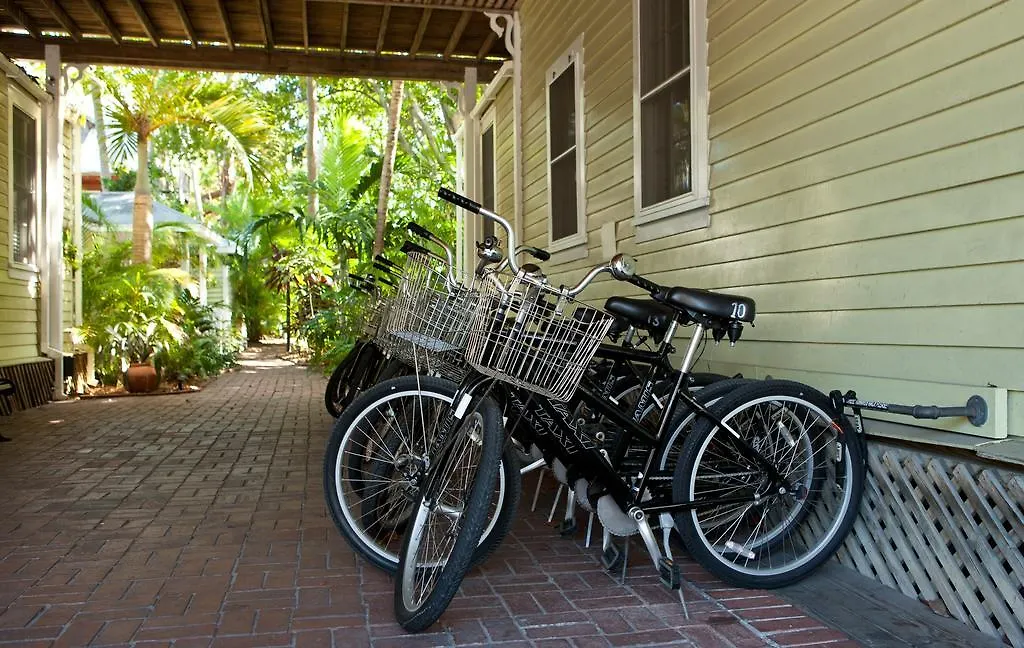 Island House Hotel 3*