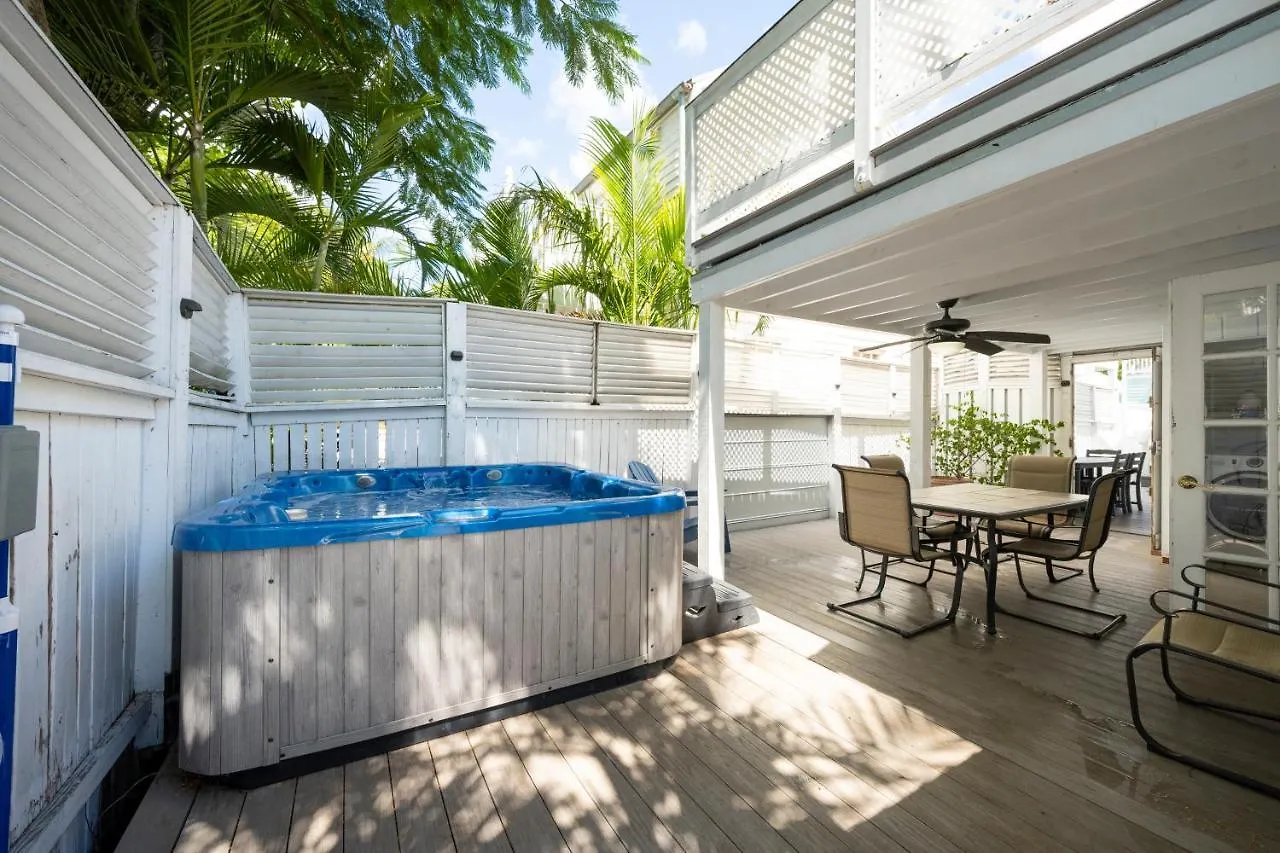 Casa de Férias Crawl To Duval W/ Hot Tub Key West