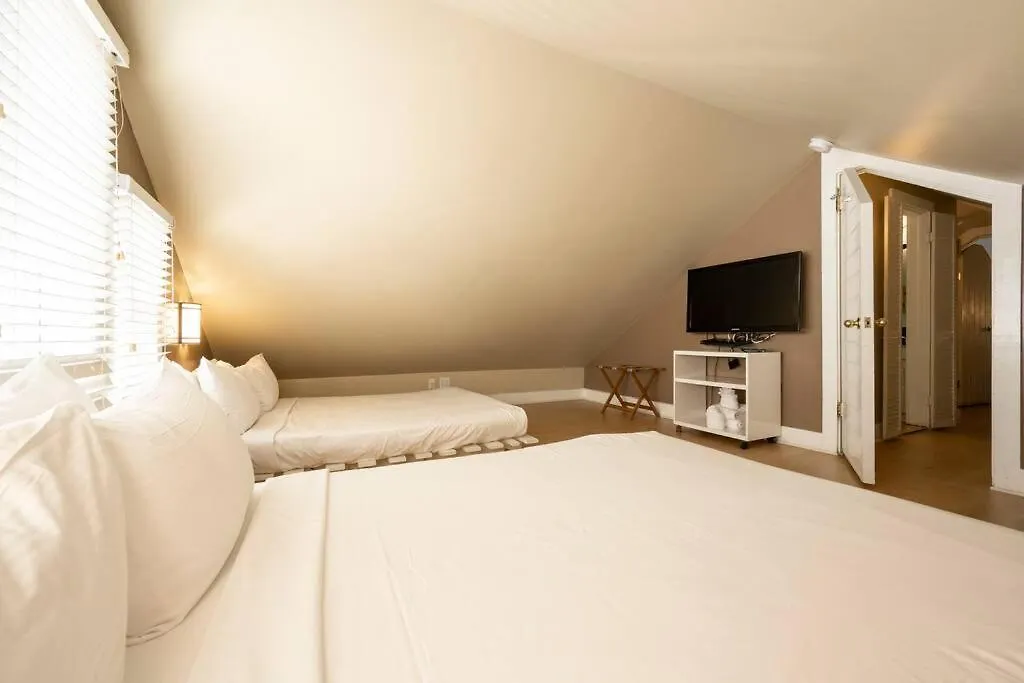 Holiday home Just Steps To Duval- Sleeps 10- Heated Pool House
