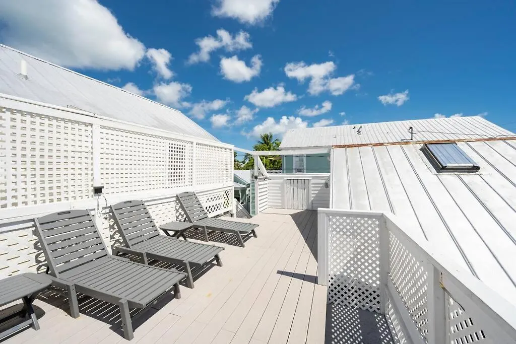 Holiday home Just Steps To Duval- Sleeps 10- Heated Pool House