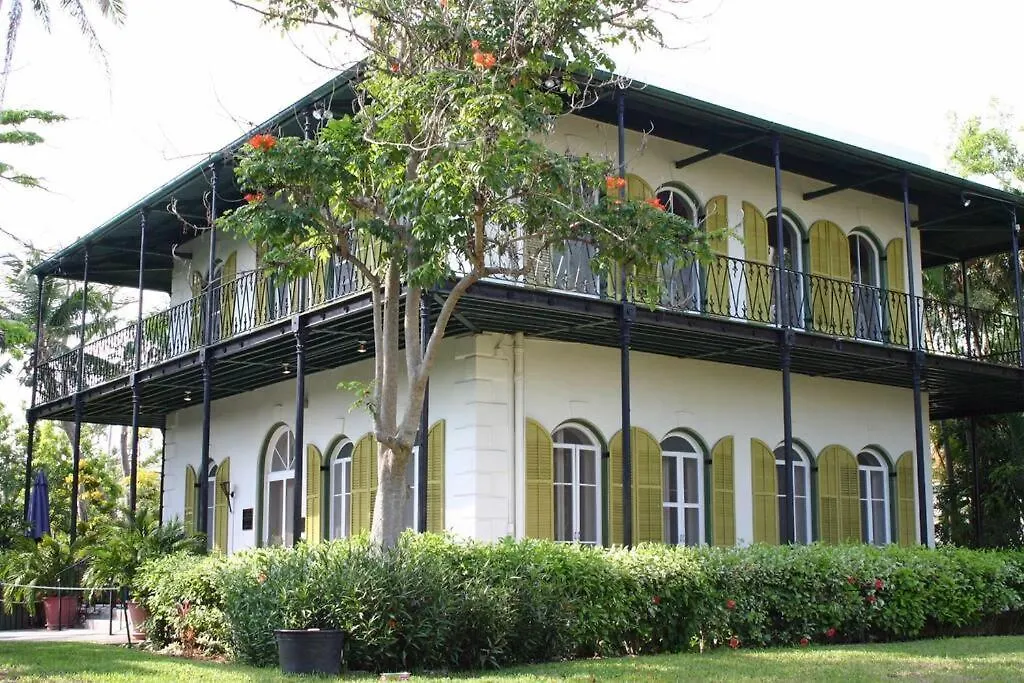 Just Steps To Duval- Sleeps 10- Heated Pool House