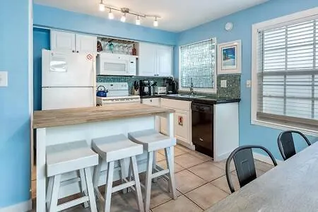 Road's End Apartment
