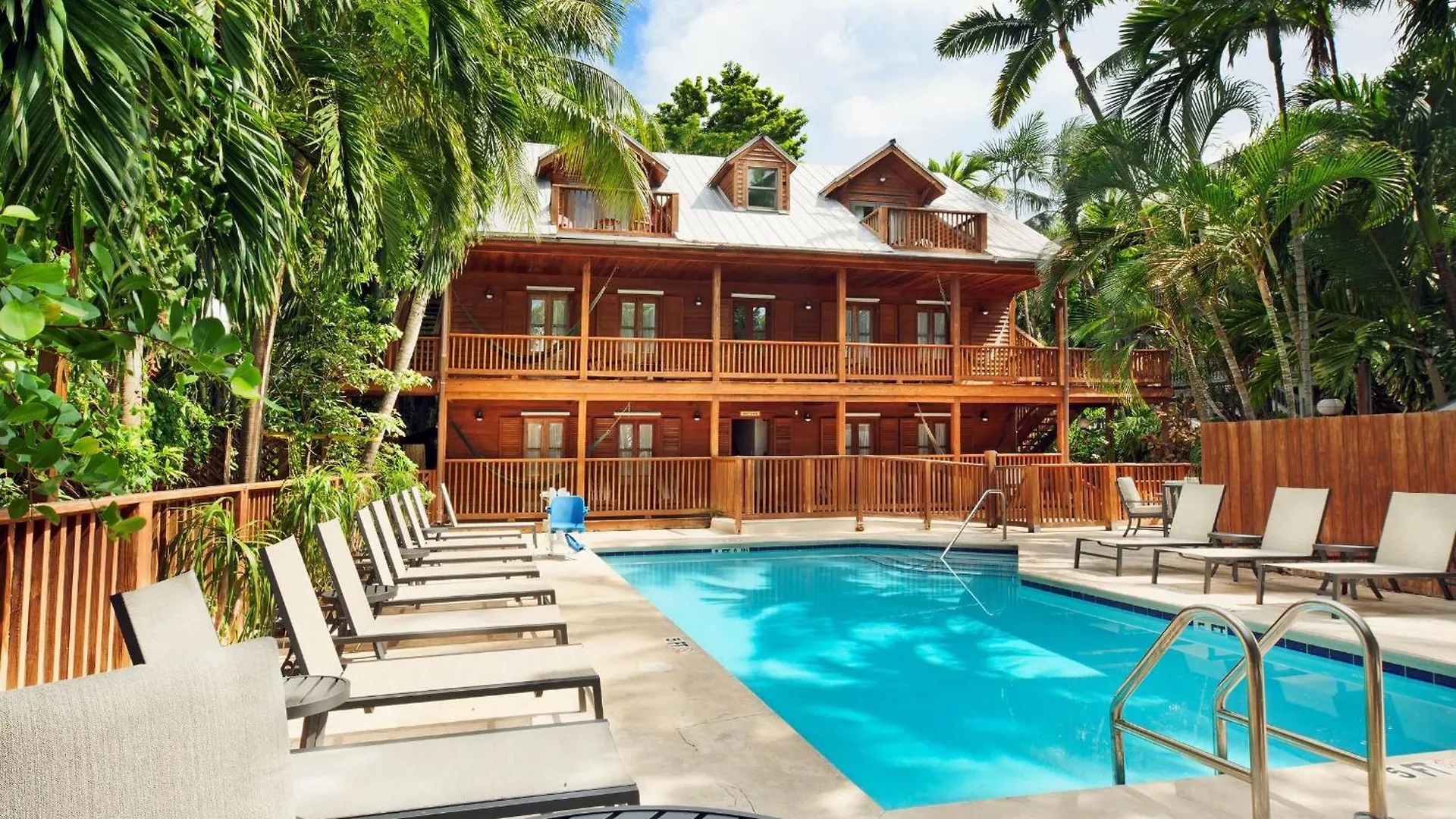 Island House Hotel 3*