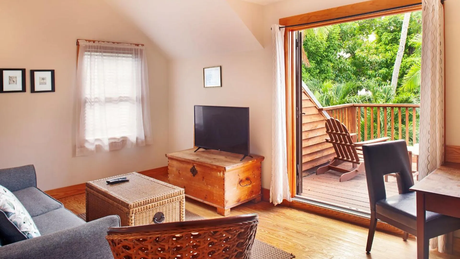 Hotel Island House 3*