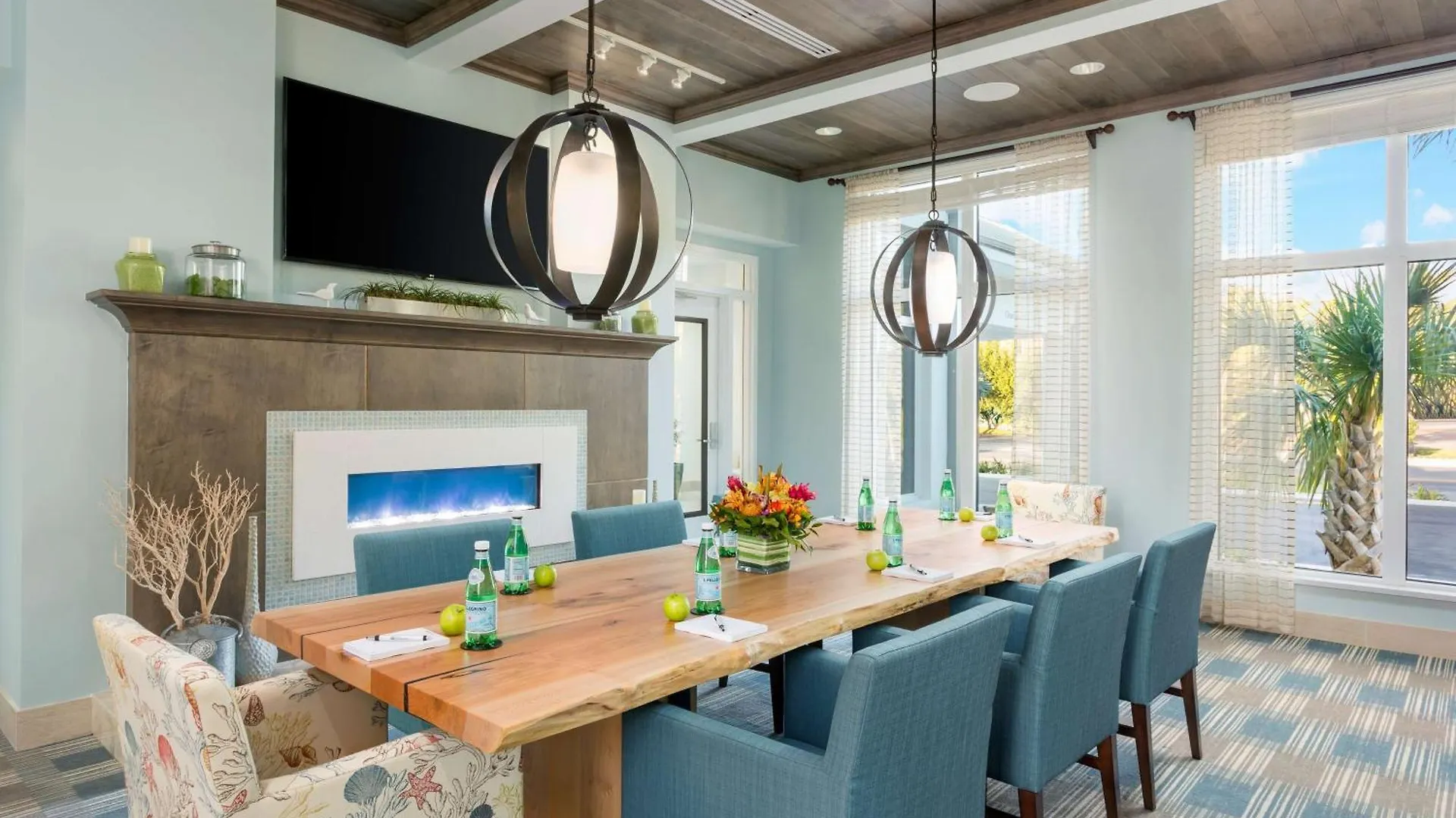 Отель Hilton Garden / The Keys Collection