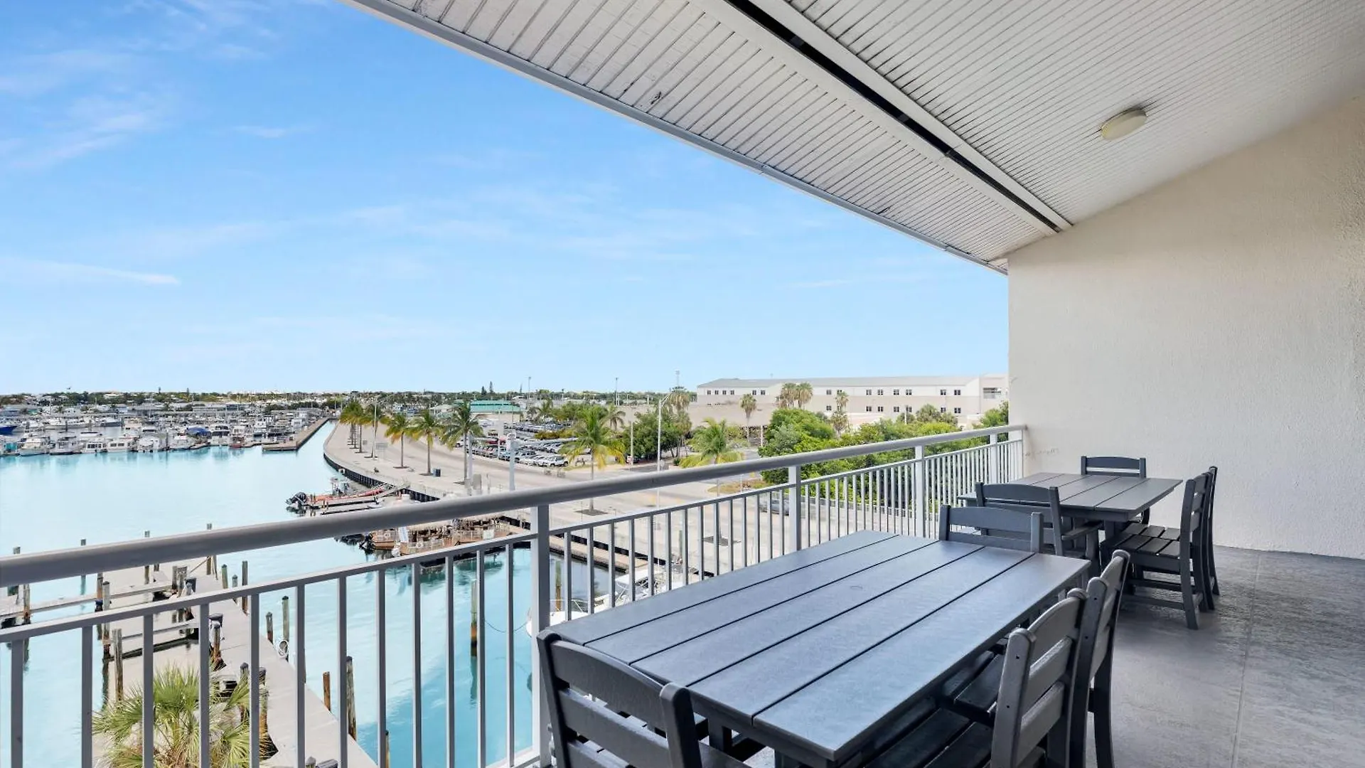St Kitts - Downtown Waterfront Penthouse Pool Dock Parking Holiday home