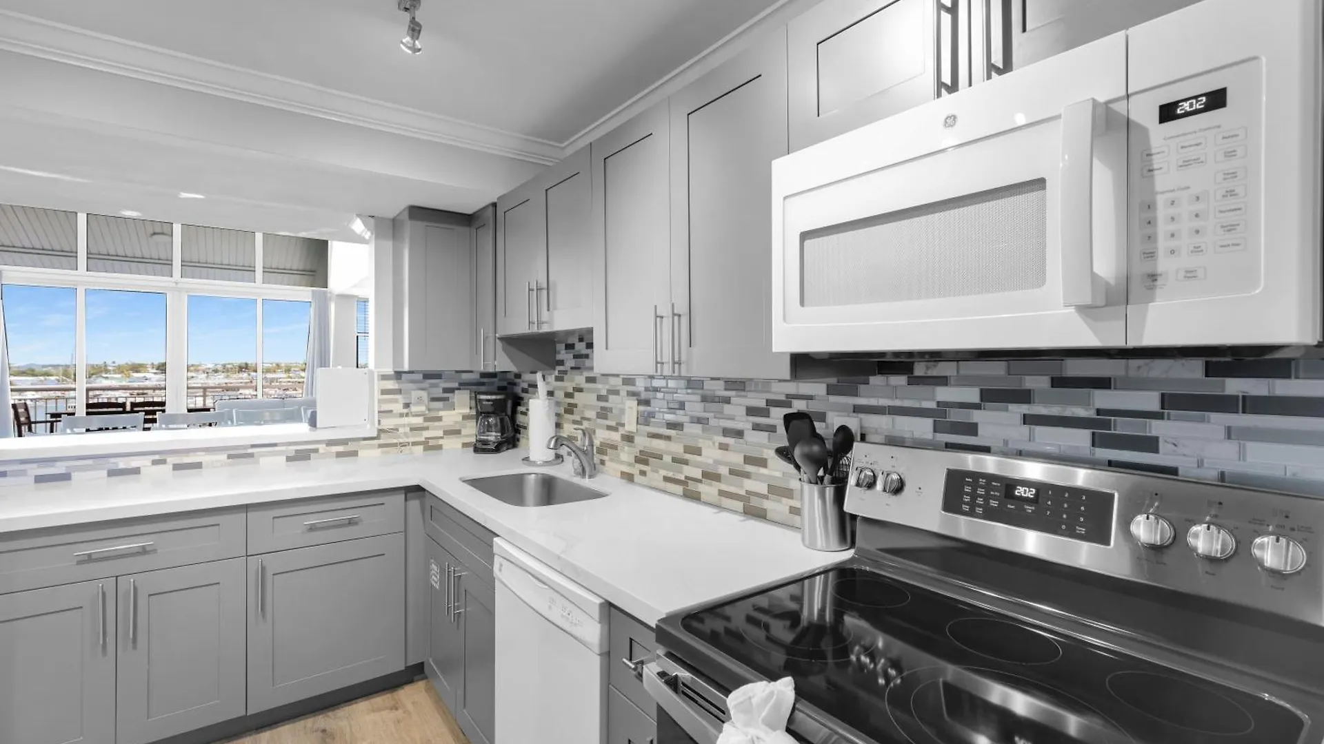 St Thomas - Waterfront Penthouse Sleeps 16 W Pool & Boat Dock