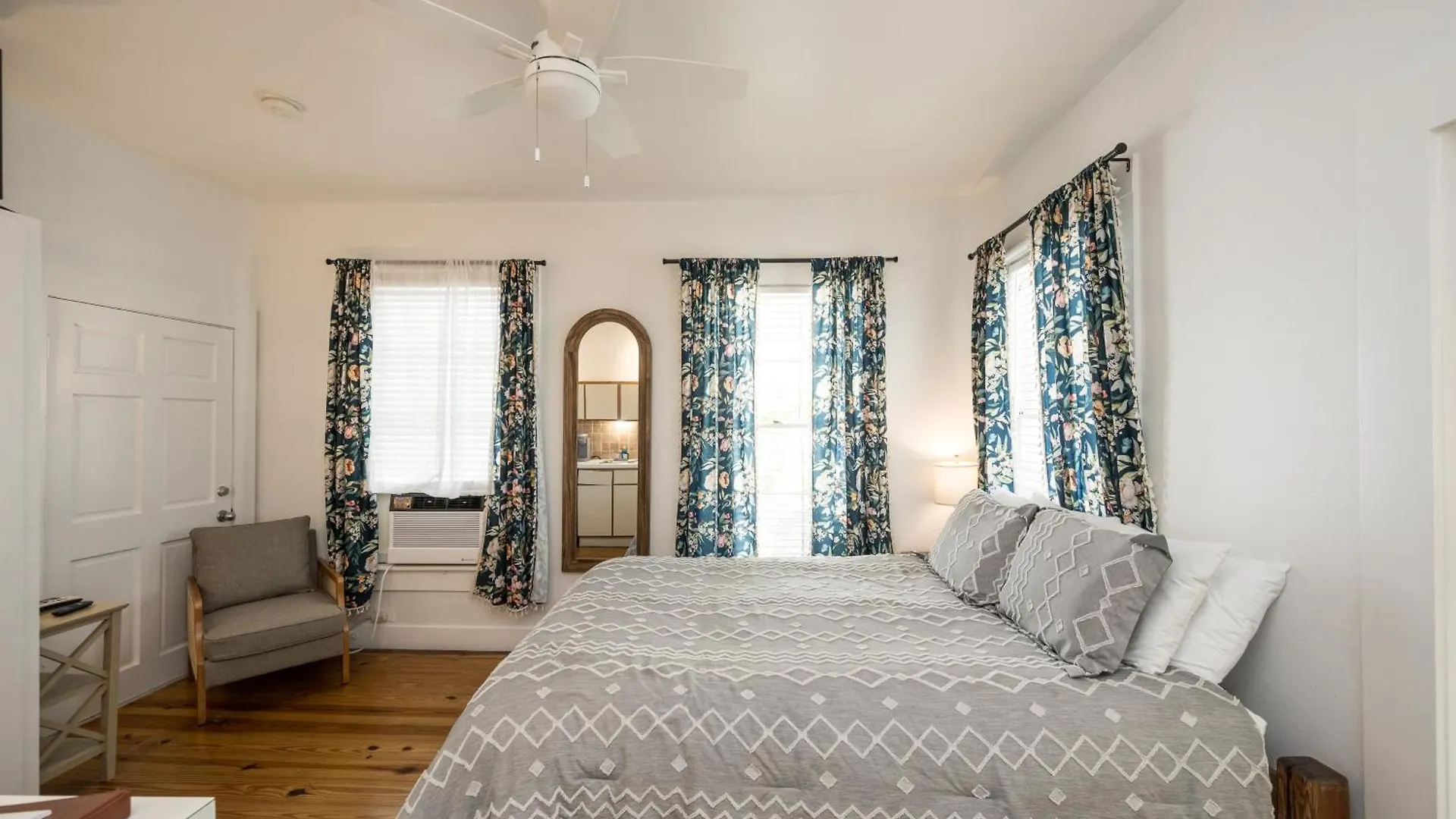 Bed and breakfast The Speakeasy And Bar