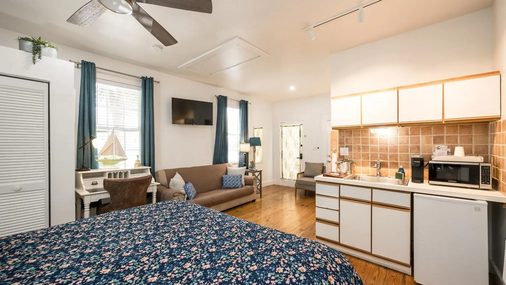 The Speakeasy And Bar Bed and breakfast *