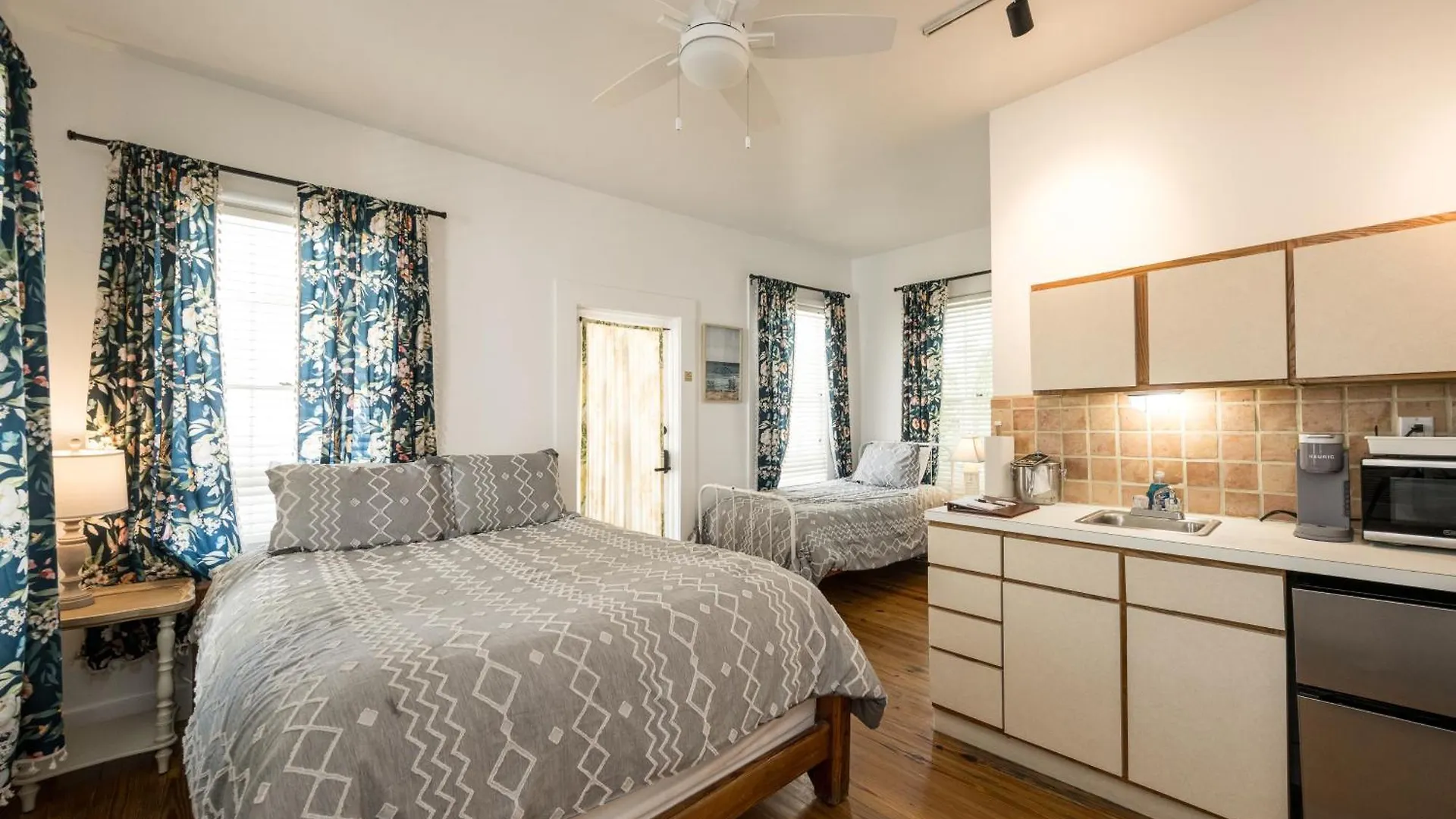Bed and breakfast The Speakeasy And Bar *
