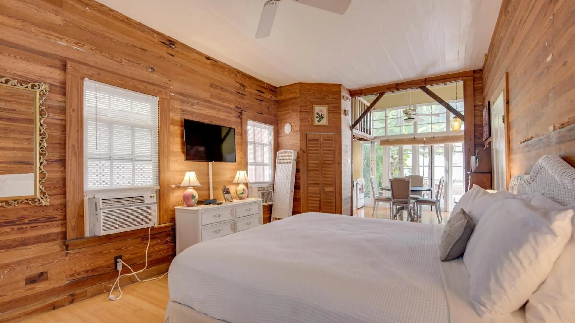 New Rose Retreat - Pool & Parking