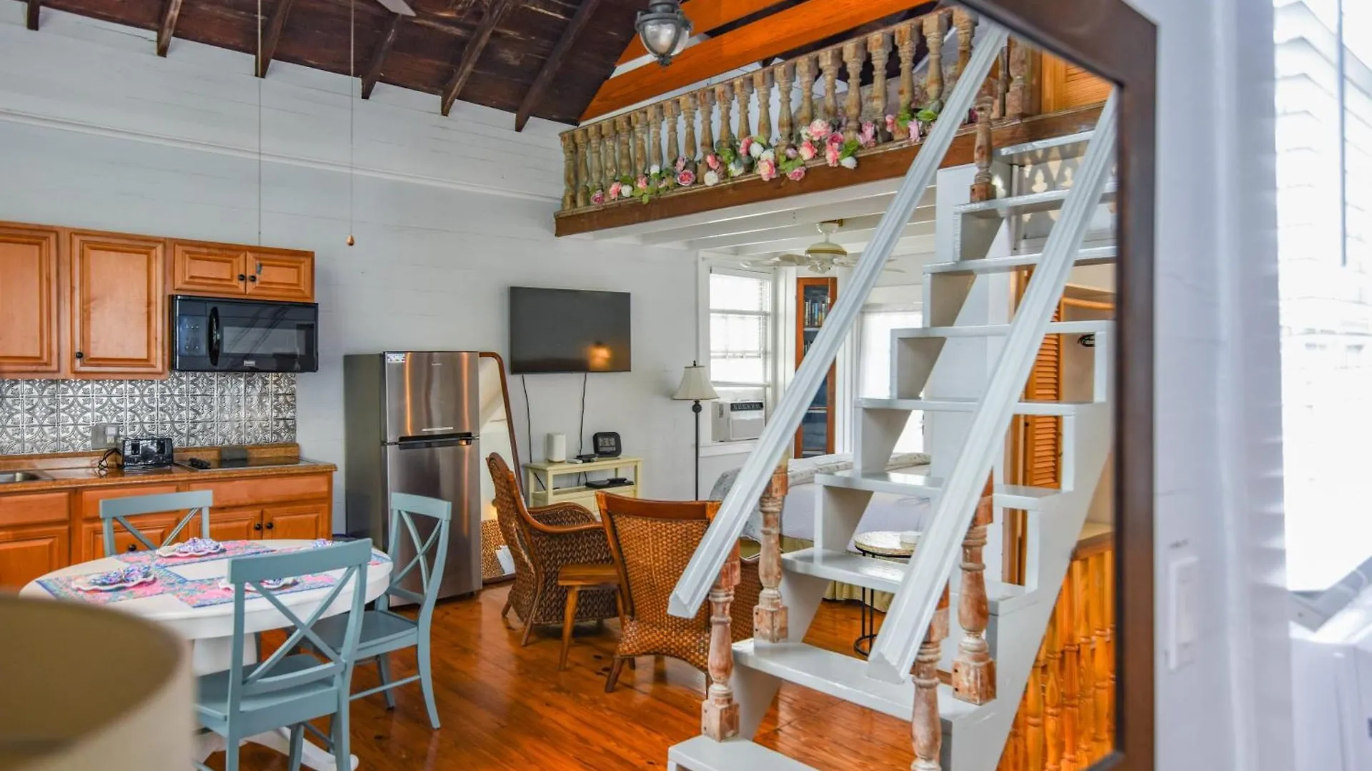 New Coastal Rose - Bright Loft With High Ceilings *