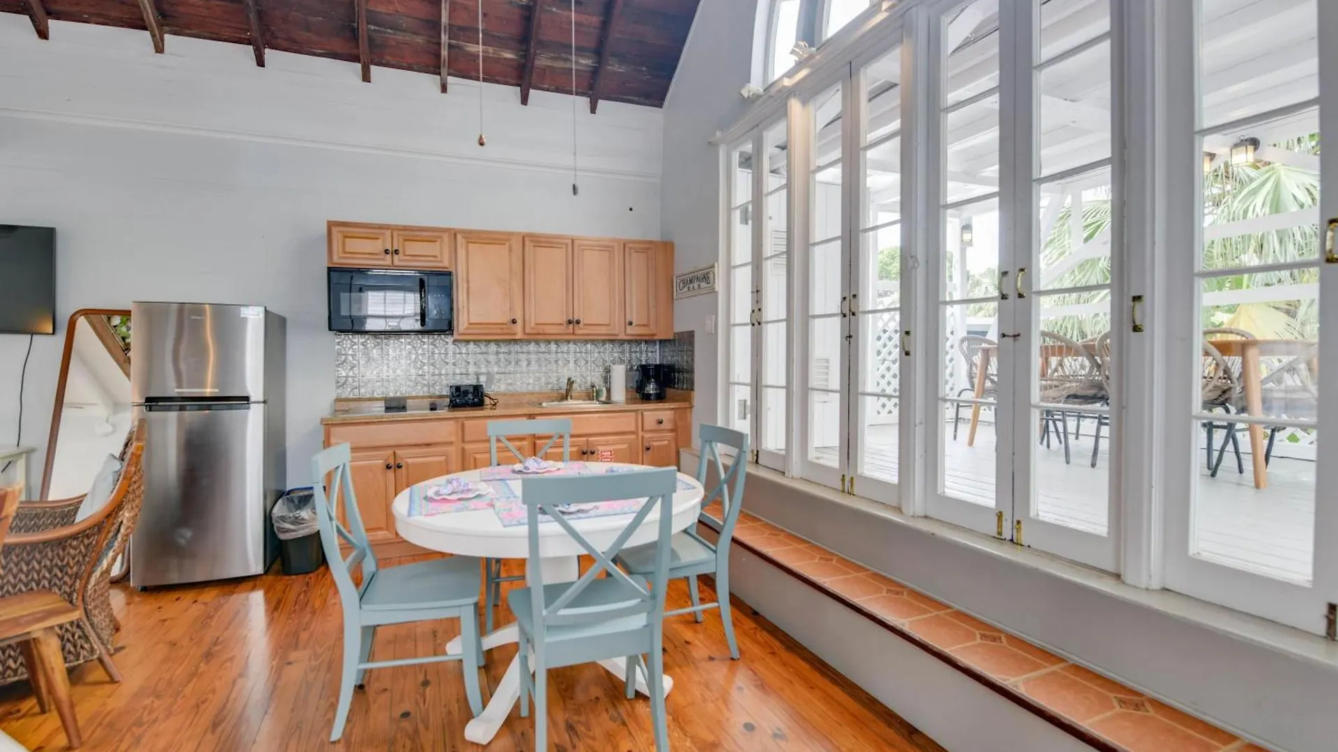 New Coastal Rose - Bright Loft With High Ceilings شقة *