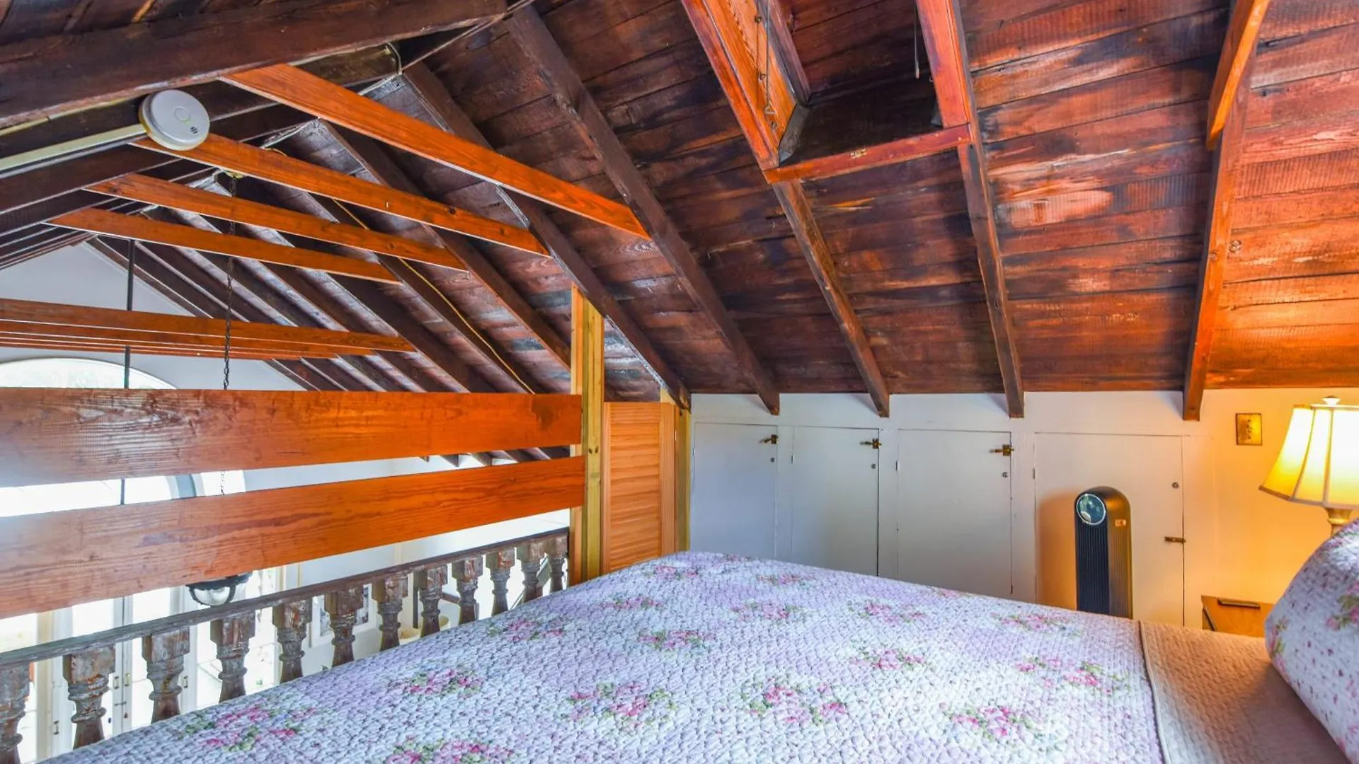 New Coastal Rose - Bright Loft With High Ceilings شقة