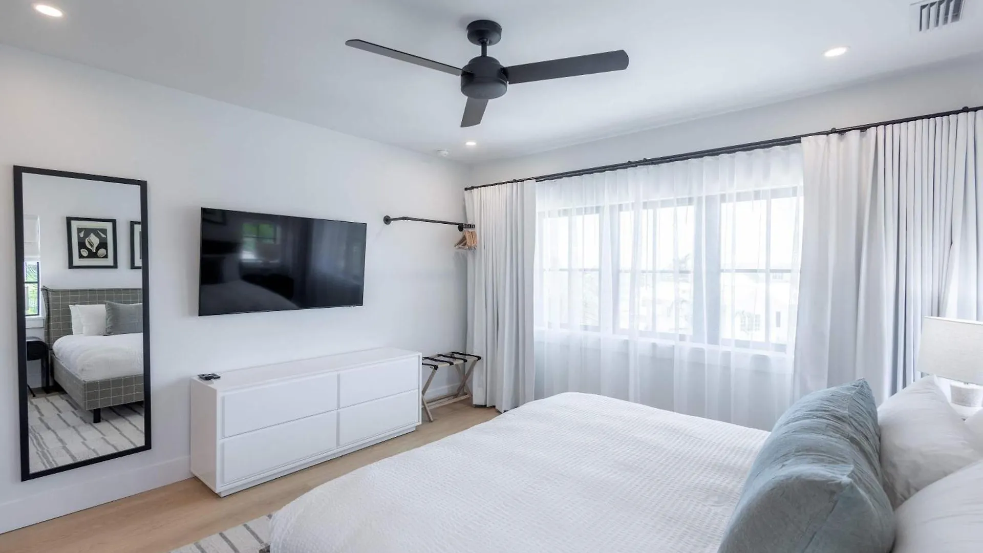 Brand New Build Larkshine House - Pool 펜션 *