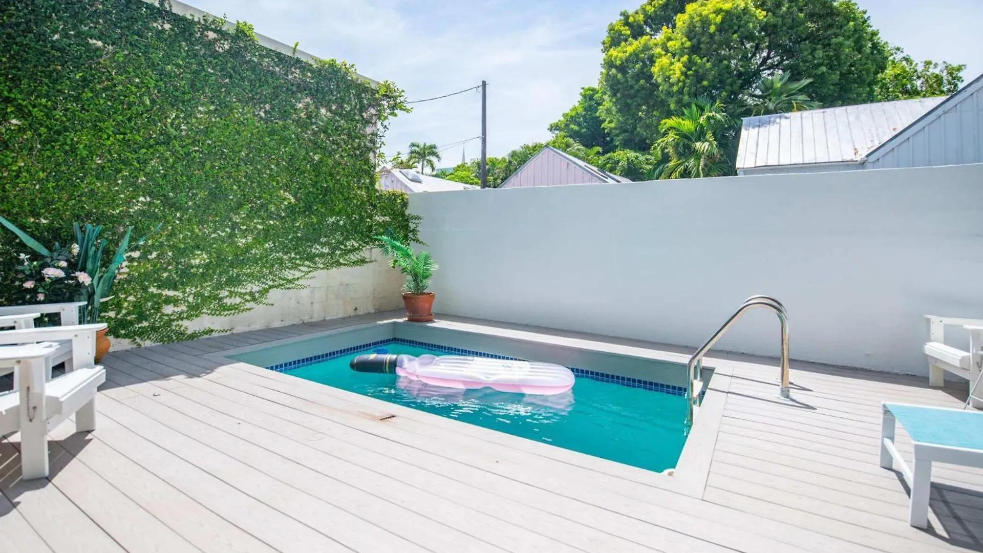 New Rose Retreat - Pool & Parking