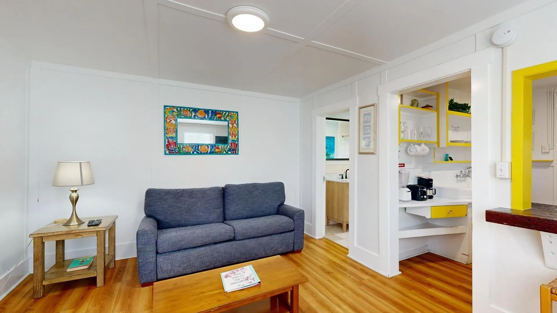 Four Flowers Apartment