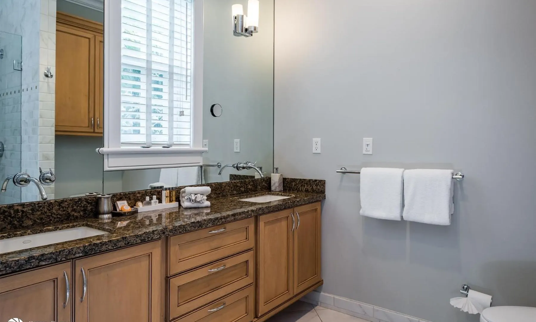 Windsor Townhomes 5 アパート