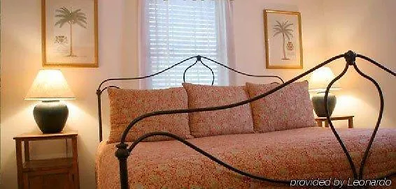 Island House Hotel 3*