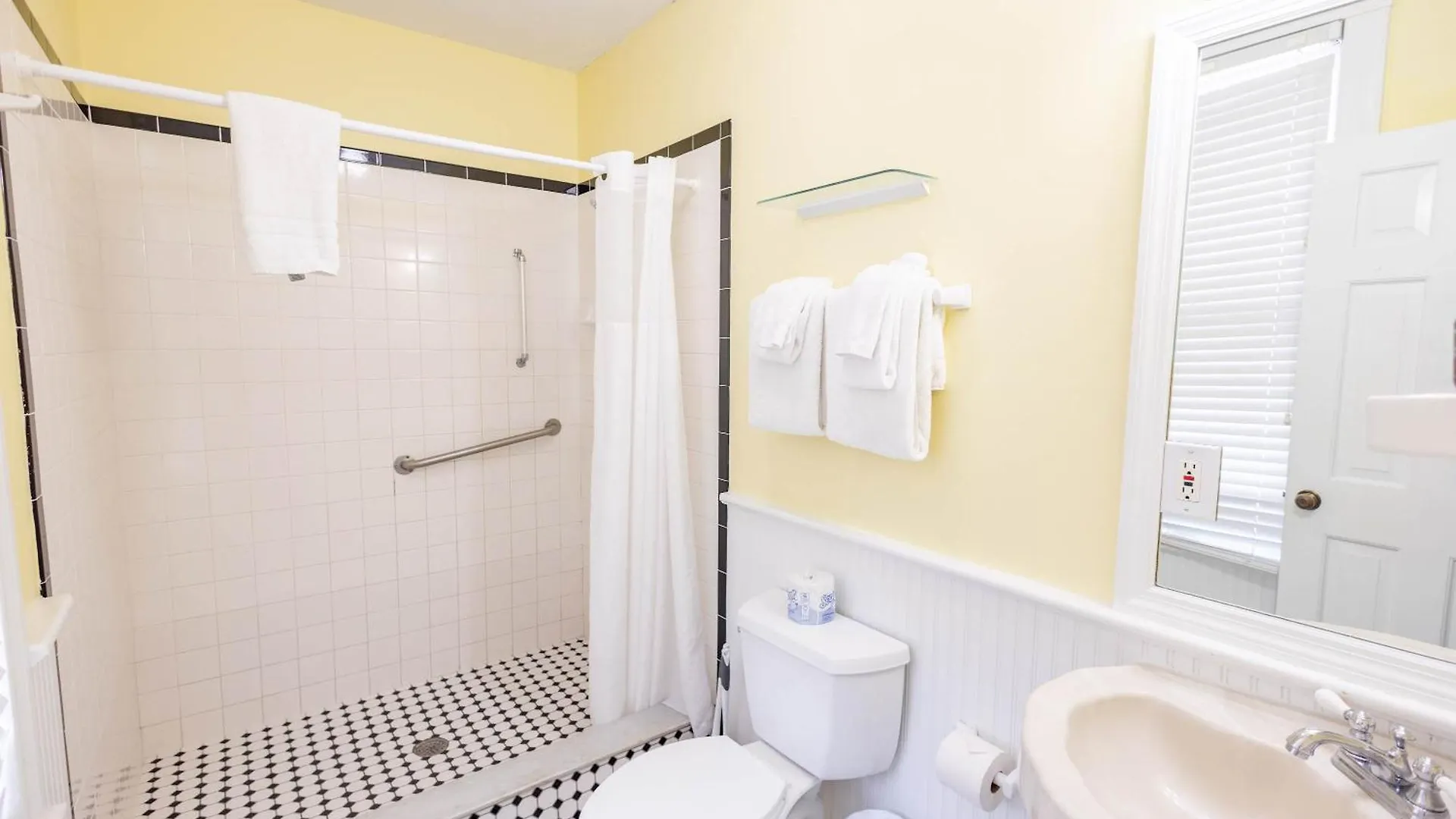 Deluxe Queen At The Curry Mansion - Parking & Heated Pool!