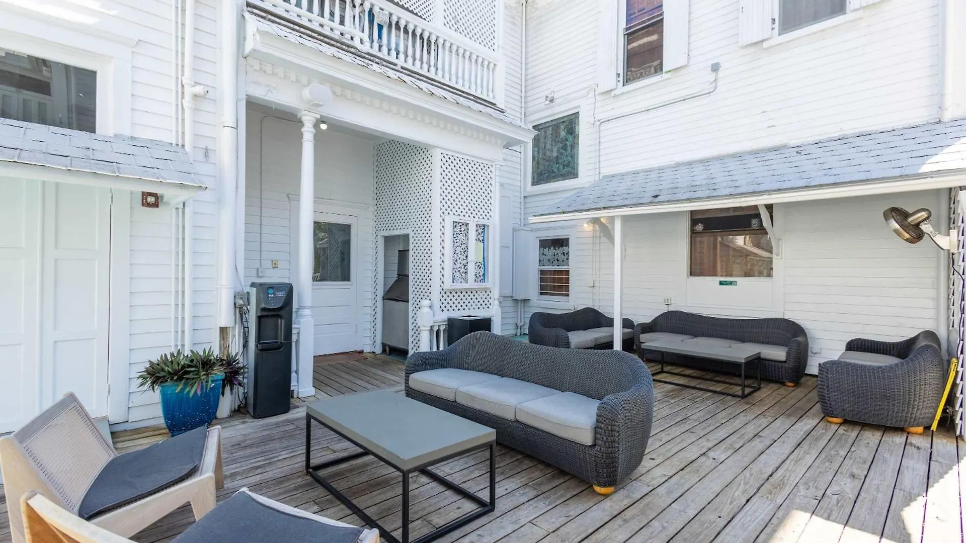 Deluxe Queen At The Curry Mansion - Parking & Heated Pool! *