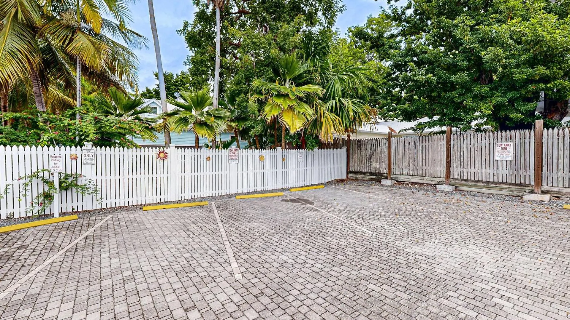 Four Flowers Apartment Key West