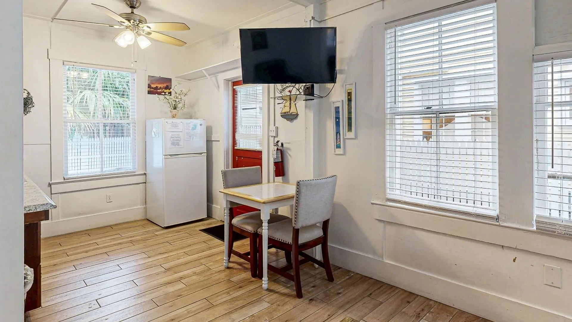 Four Flowers Apartment