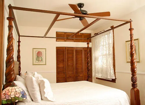 Island House Hotel 3*
