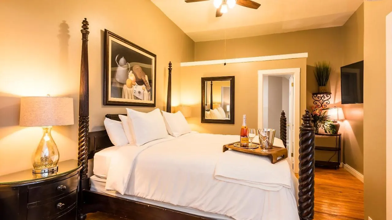 L'habitation Guesthouse- Adult Exclusive Bed & Breakfast