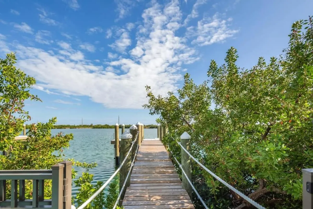 Evershore House -pool, Parking, Dock! Holiday home