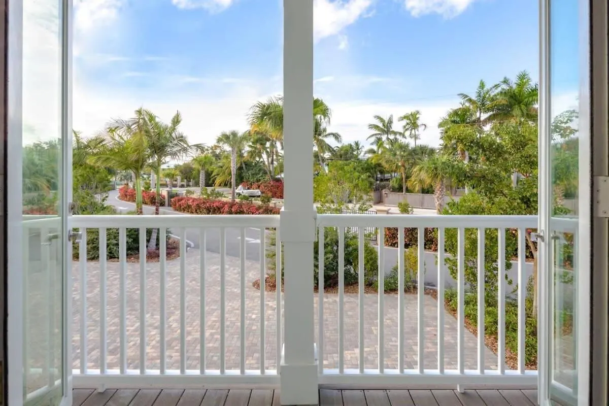 Evershore House -pool, Parking, Dock! Holiday home