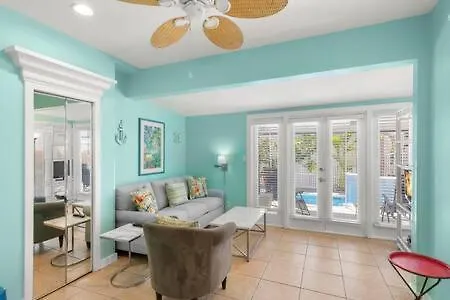 Apartment Poolside Retreat *