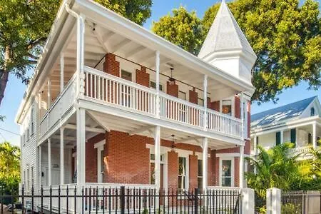Inn Yellow At Grand Maloney