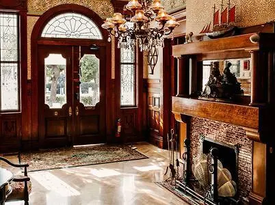 Deluxe Queen At The Curry Mansion - Parking & Heated Pool! Inn